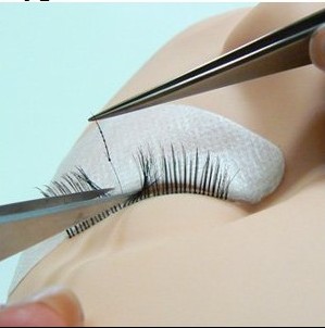 Tätowierungs-Praxis enthäutet die Augen, die Gel-Flecken für Wimper-Erweiterungen befeuchten 1